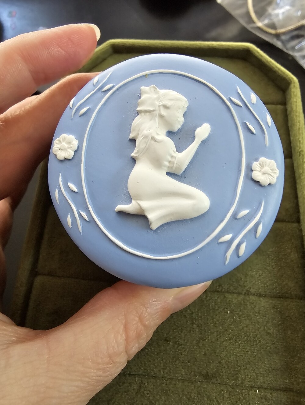Vintage Avon Necklace And Trinket Box Set - Picture 3 of 4